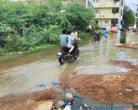 మురుగు జలపాతం చూడండి. ..స్టేట్ బ్యాంక్ కాలనీ నుంచి బాలాజీ కాంప్లెక్స్ వెళ్ళే రహదారిలో. ... ఐటీఐ,పాఠశాల,ప్రజల ఇబ్బందులు.