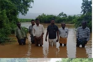 ప్రమాదకరంగా నిండుగా ప్రవహిస్తున్న నీలాపురం వంక 