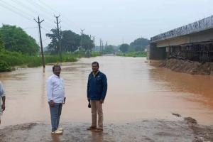 కాకులేరు వాగును పరిశీలించిన. ఎంపీడీవో గోపికృష్ణ