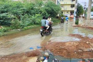 మురుగు జలపాతం చూడండి. ..స్టేట్ బ్యాంక్ కాలనీ నుంచి బాలాజీ కాంప్లెక్స్ వెళ్ళే రహదారిలో. ... ఐటీఐ,పాఠశాల,ప్రజల ఇబ్బందులు.