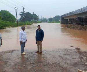 కాకులేరు వాగును పరిశీలించిన. ఎంపీడీవో గోపికృష్ణ 