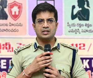 ట్రావెల్స్ ఏజెన్సీ టూర్ ప్యాకేజీల పేర్లతో మోసాలు.  సైబర్ నేరాల పట్ల ప్రజలు అప్రమత్తంగా ఉండాలి.